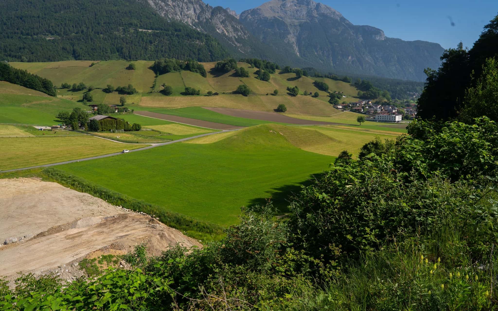 Grüne Wiese vor Tiroler Bergkulisse