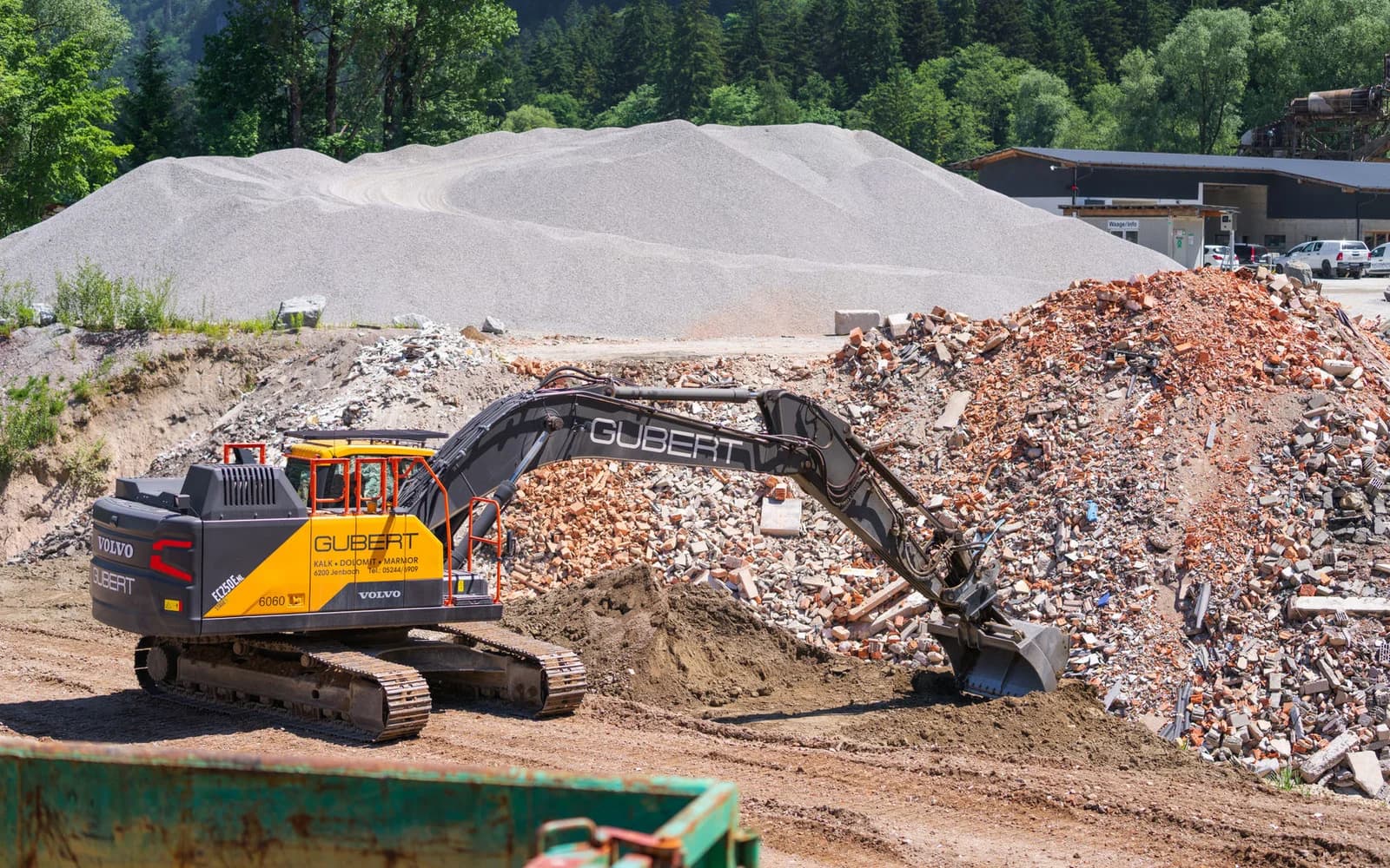 LKW auf der Gubert-Deponie in Jenbach
